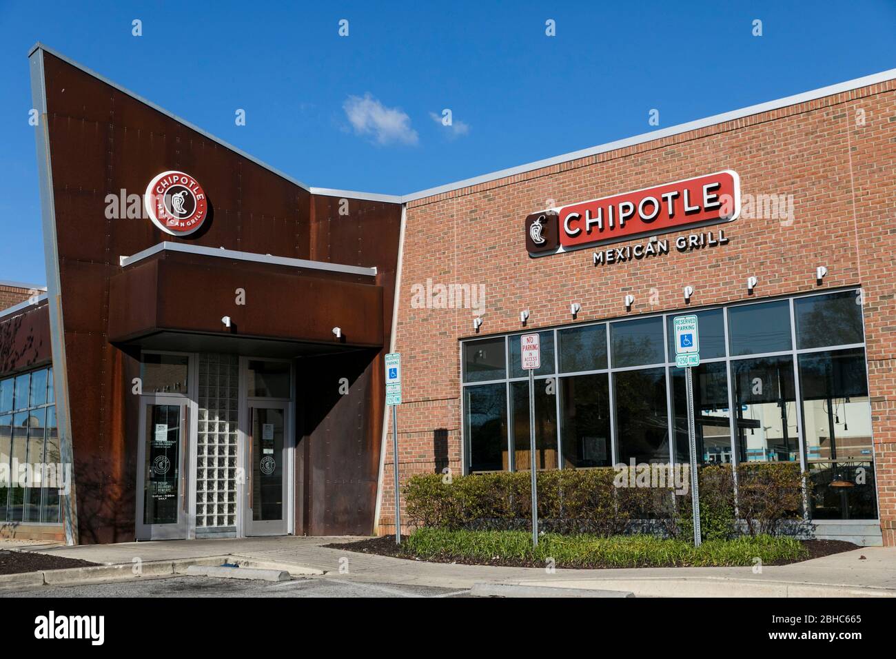 Un logo al di fuori di un ristorante Chipotle a Laurel, Maryland, il 22 aprile 2020. Foto Stock