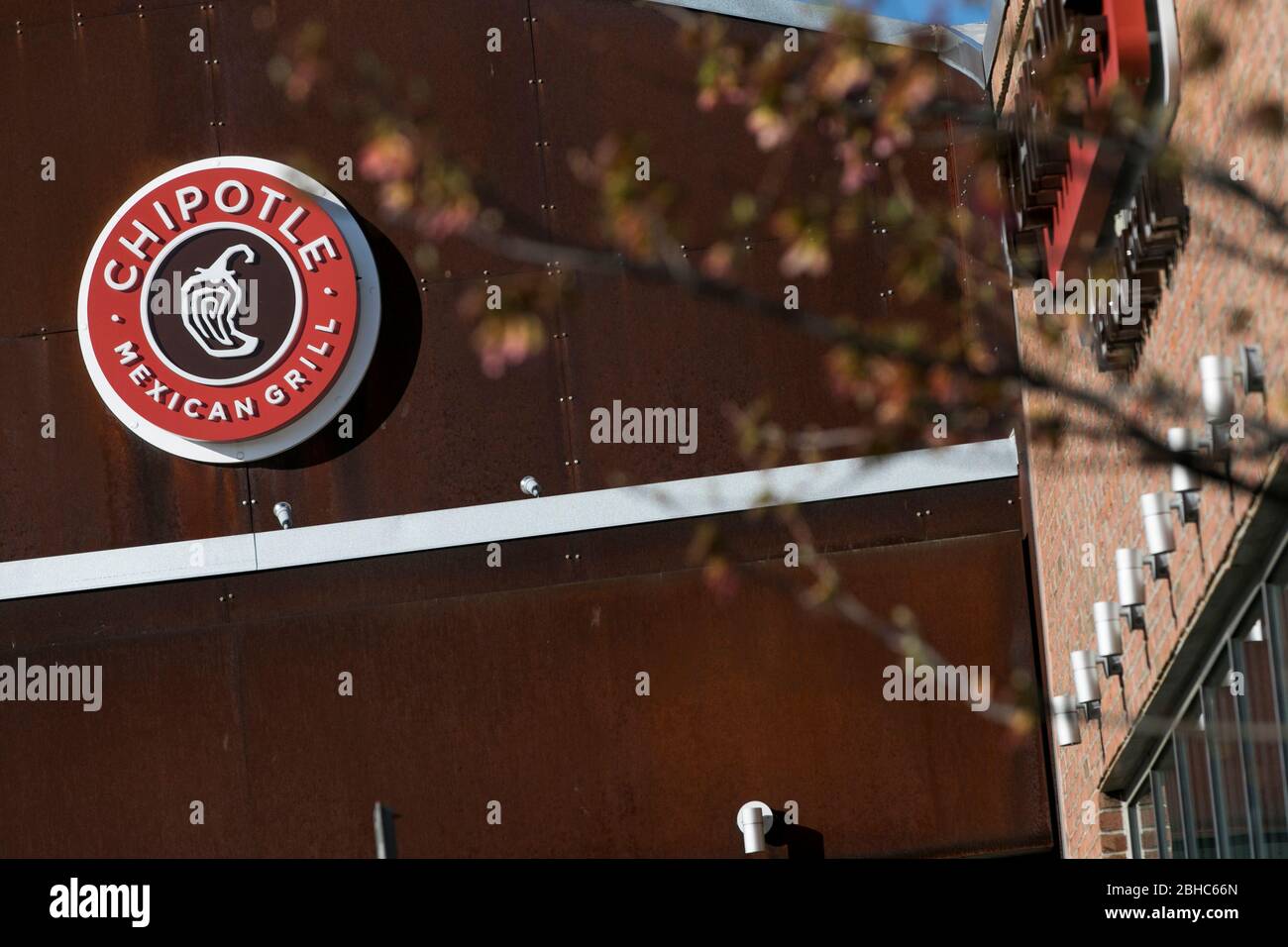 Un logo al di fuori di un ristorante Chipotle a Laurel, Maryland, il 22 aprile 2020. Foto Stock