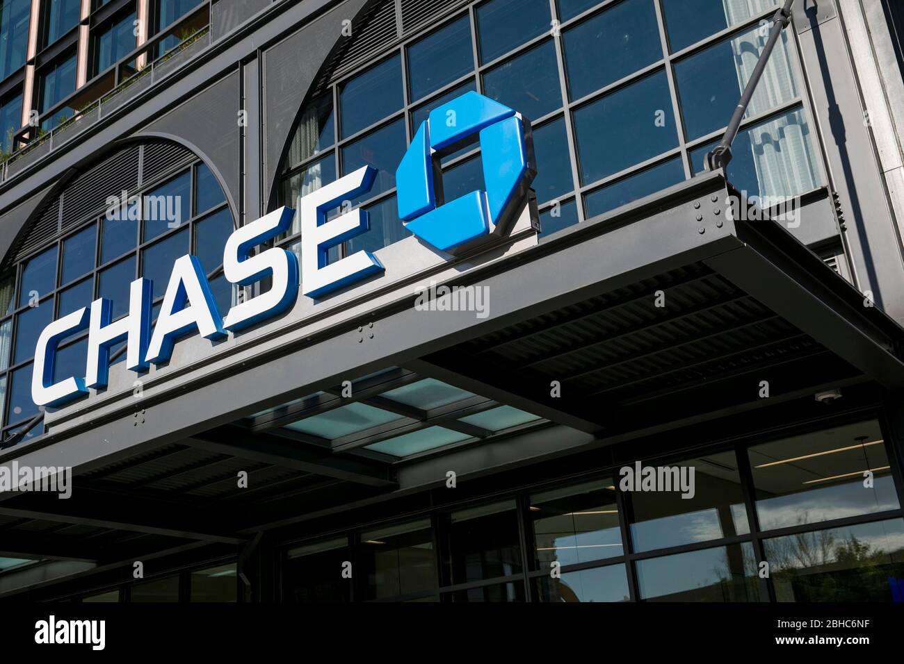Un logo al di fuori di una filiale della JPMorgan Chase Bank a Bethesda, Maryland, il 22 aprile 2020. Foto Stock
