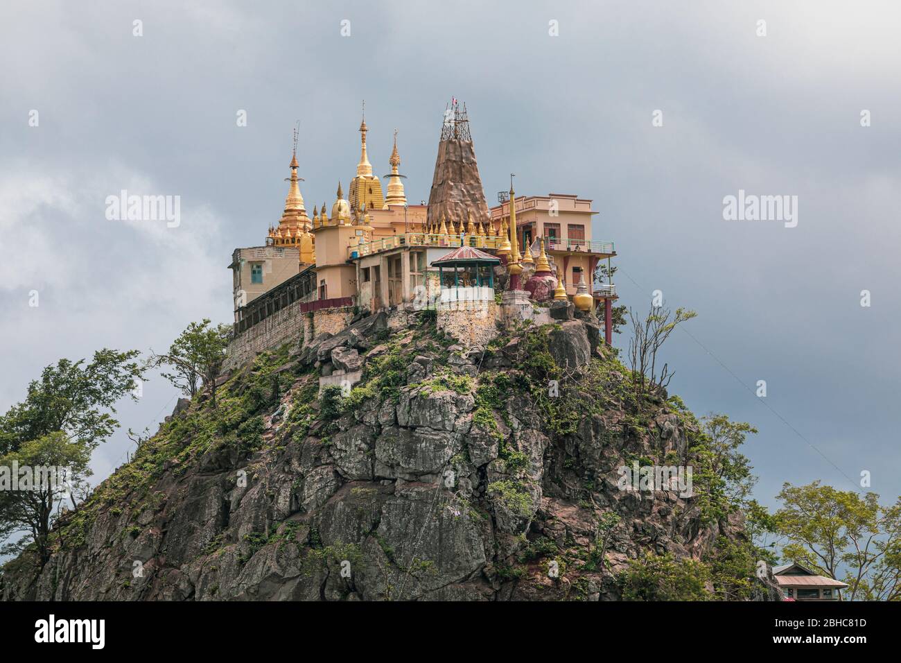 Kyaukpadaung, regione di Mandalay, Myanmar. 26 luglio 2019: Monastero di Mont Popa. Il Monte Popa è un vulcano estinto a 1518 metri. Meglio conosciuto come pellegrinaggio Foto Stock
