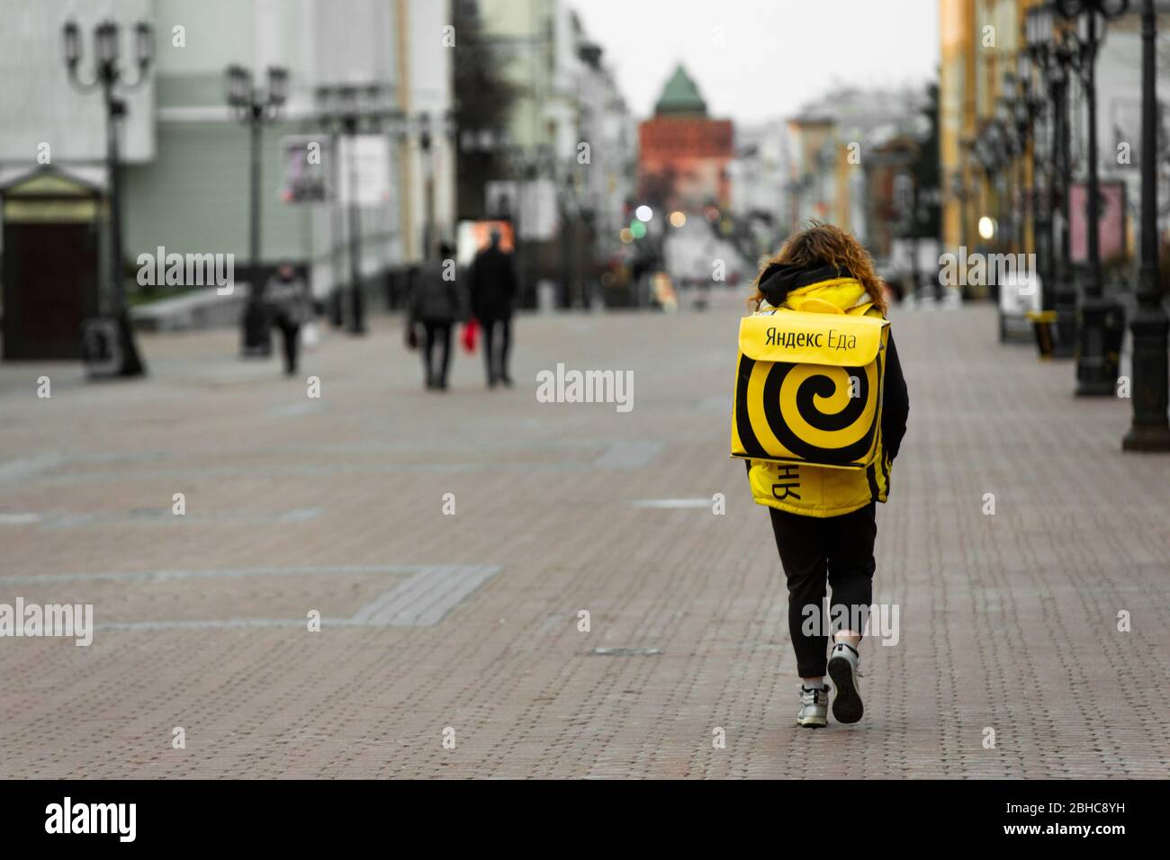 Nizhny Novgorod, RUSSIA - Aprile 24,2019: Yandex eda Yadex cibo. Corrieri di servizio di consegna di cibo su una strada della città. Foto Stock