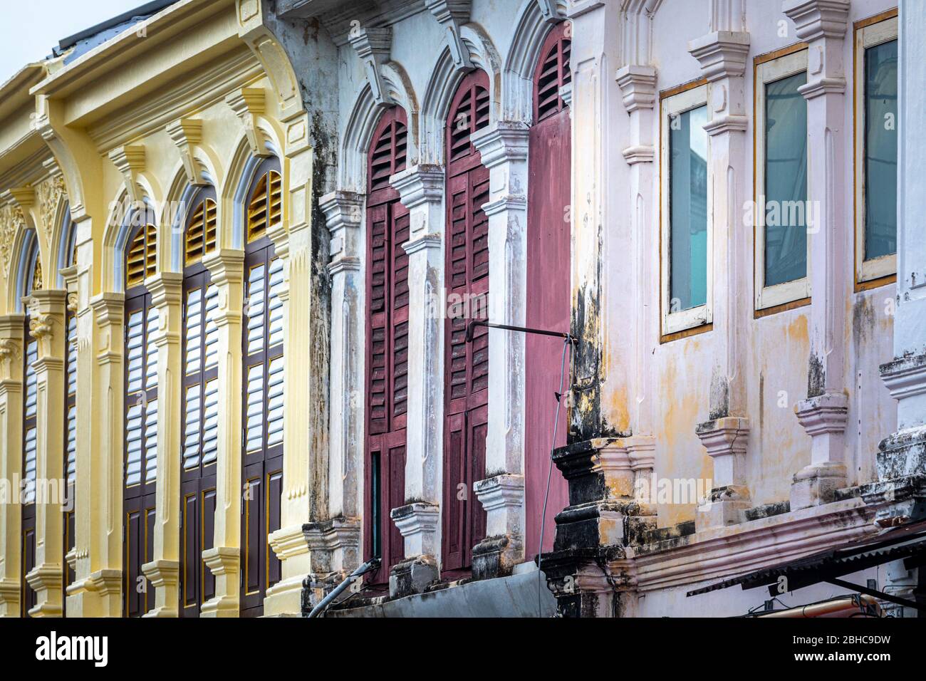 Una tradizionale casa in stile sino-portoghese (Peranakan) con finestre ad arco a reticolo in una corsia posteriore di Thalang Rd. Nel centro storico di Phuket, Phuket, Thailandia Foto stock - Alamy