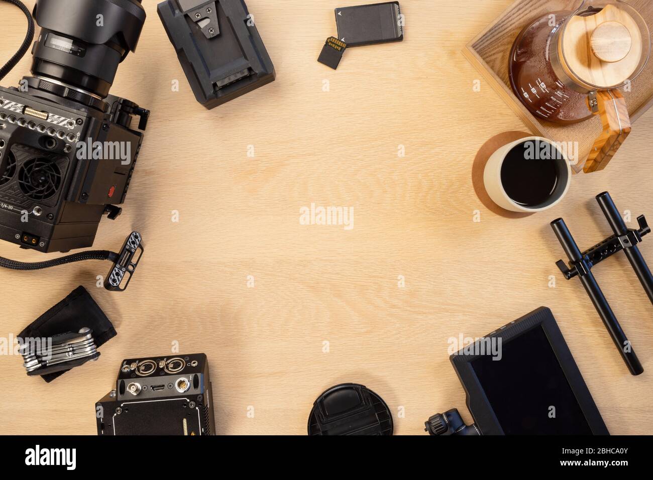 Direttamente sopra il colpo di attrezzatura per riprese e caffè disposti sul tavolo Foto Stock