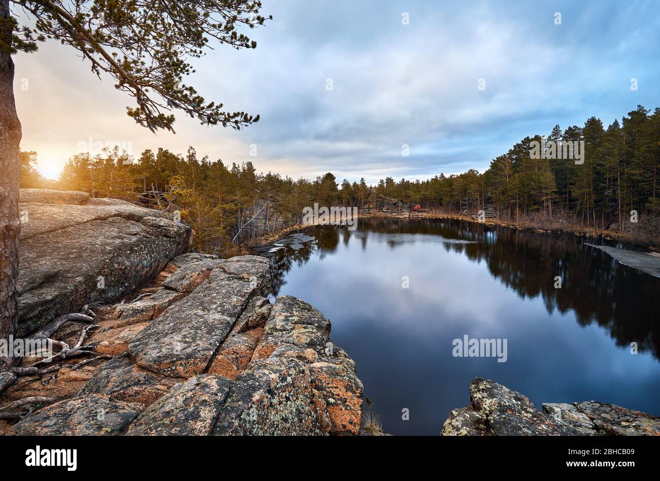 Bella vista dei pini al Lago Saytankol nella foresta di Karkaraly parco nazionale di sunrise in Kazakistan centrale Foto Stock