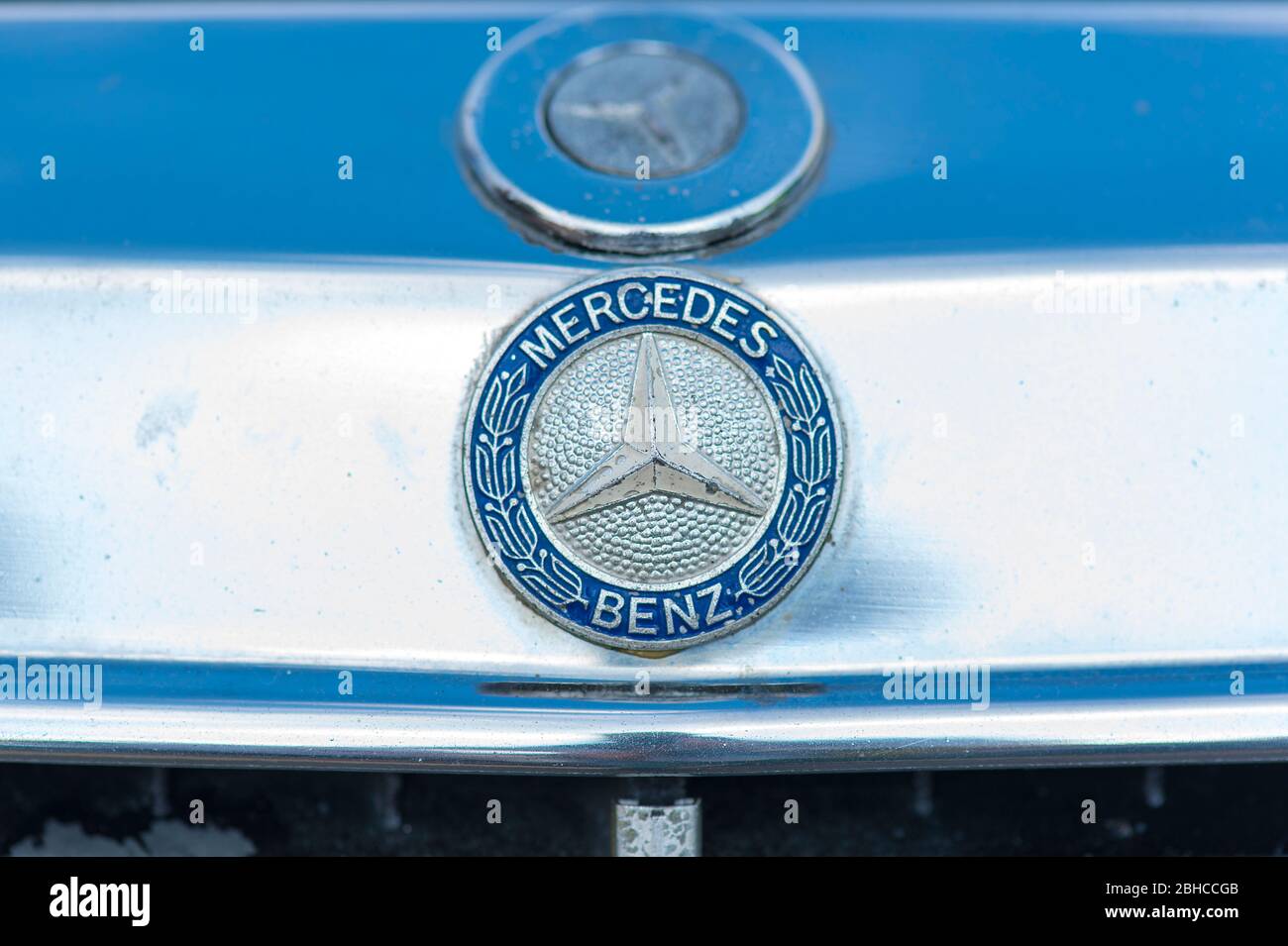 BERLINO - Apr 23: Logo retro Mercedes Benz sulla superficie della vecchia Mercedes a Berlino il 23 aprile. 2020 in Germania Foto Stock