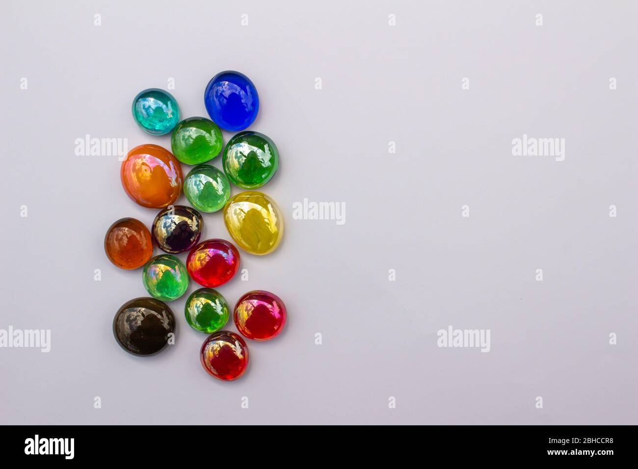 Design astratto texture sfondo di vetro colorato brillante drop drago lacrime su sfondo bianco Foto Stock