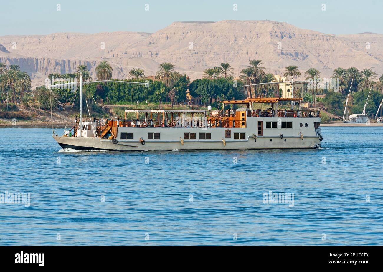 Gran lusso tradizionale Egiziana dahabeya crociera sul fiume in barca a vela sul Nilo Foto Stock