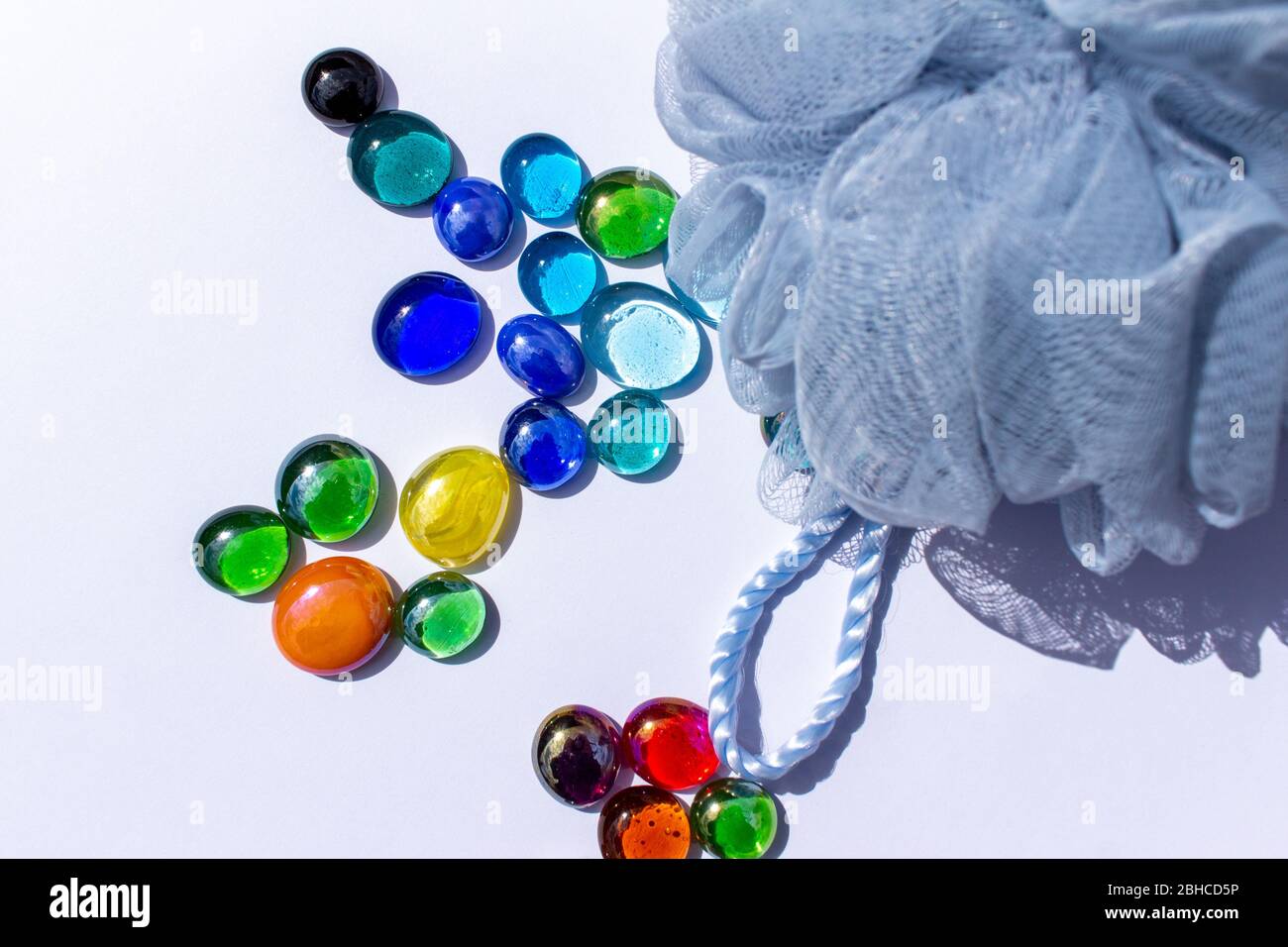 Design astratto texture sfondo di vetro colorato brillante goccia drago lacrime una spugna bagno in rete blu chiaro su sfondo bianco Foto Stock