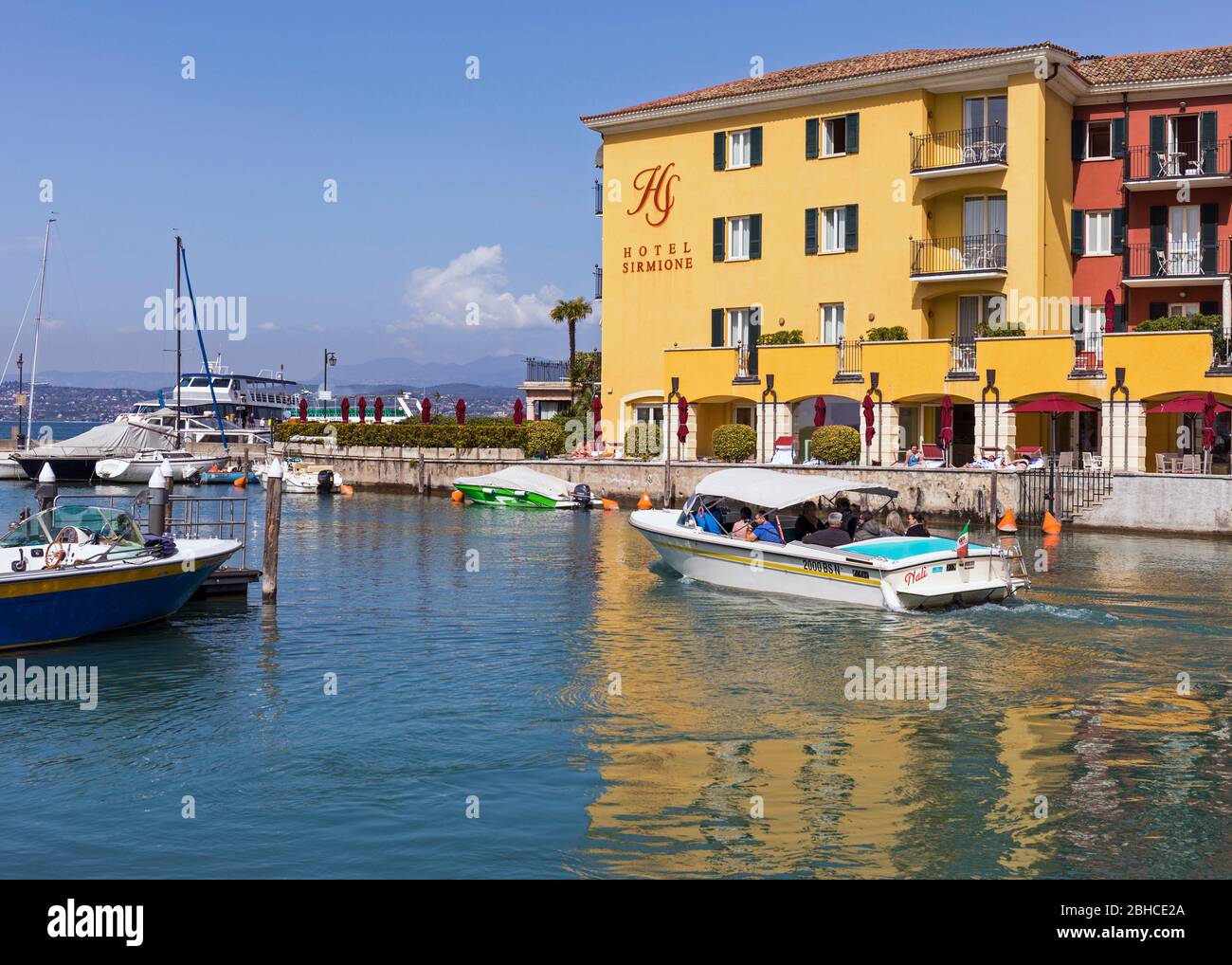 Sirmione, Provincia di Brescia, Lombardia, Italia. Escursione in barca passando dall'Hotel Sirmione. Foto Stock