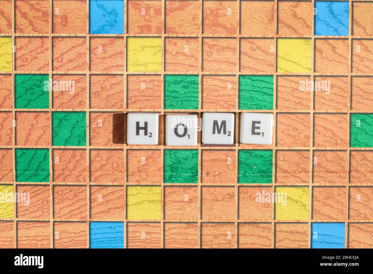 Mosca, Russia - 09 aprile 2020: Scrabble game letters. Word home sul tabellone. vista dall'alto a disposizione piatta Foto Stock