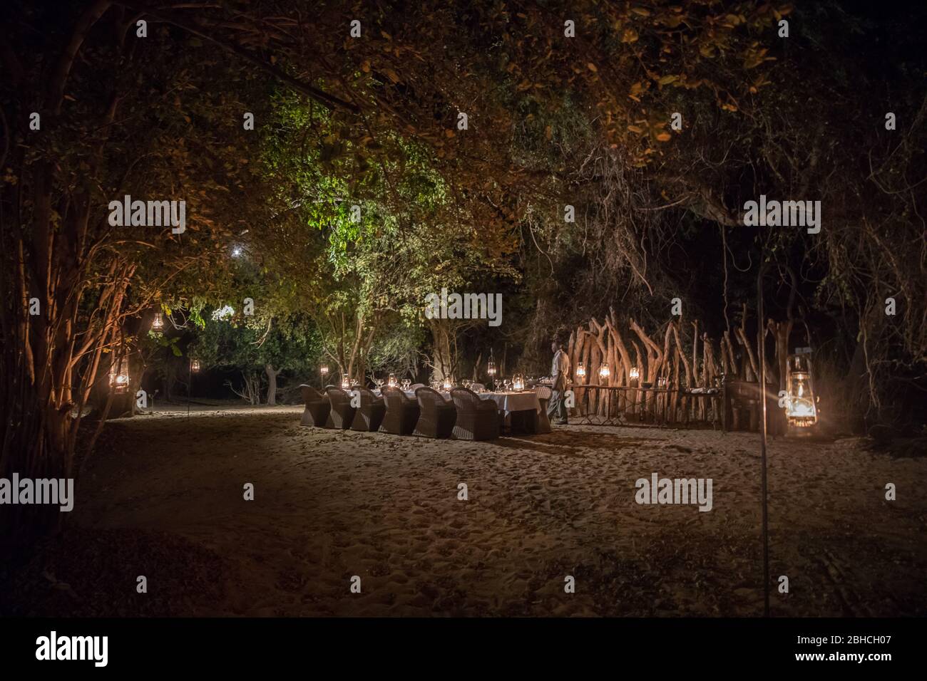 Le lanterne kerosene forniscono un'atmosfera classica safari ad un tavolo da pranzo all'aperto, Chikwenya, concessione safari, Parco Nazionale piscine Mana, Mashonaland We Foto Stock
