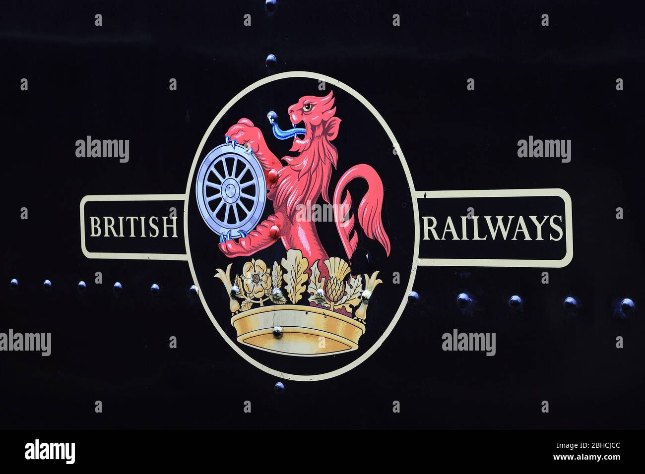 Un logo British Railways su un treno a vapore sulla Keighley e Worth Valley Railway, Inghilterra. Il logo aziendale è stato utilizzato tra il 1956 e il 1965. Foto Stock