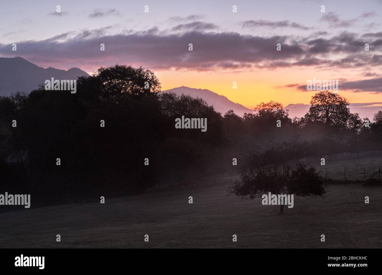 Alba sulle montagne sopra Infiesto, Asturie, Spagna settentrionale Foto Stock