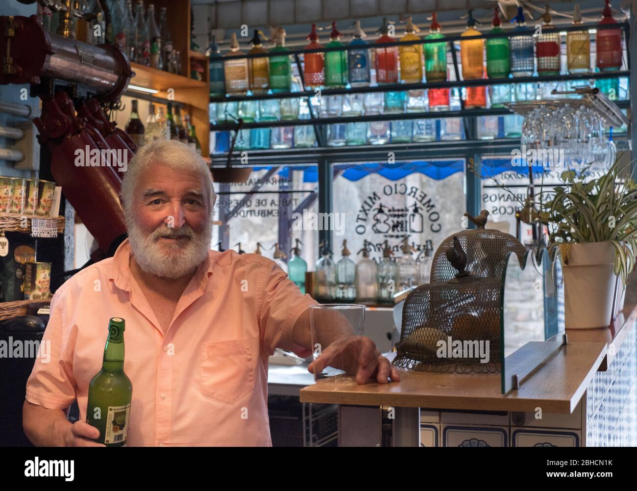 Proprietario del sidro-bar la Sifonería a Cangas de Onís, Asturie, Spagna settentrionale Foto Stock