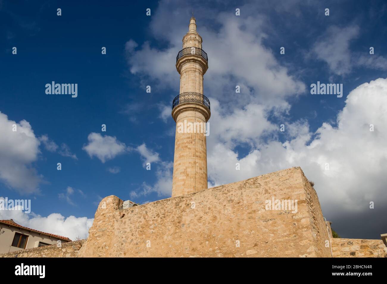 Neratze, conosciuta anche come Moschea di Gazi Hussein con la sua torre. Nuvole bianche intense sul cielo blu. Rethymnon, Creta, Grecia. Foto Stock