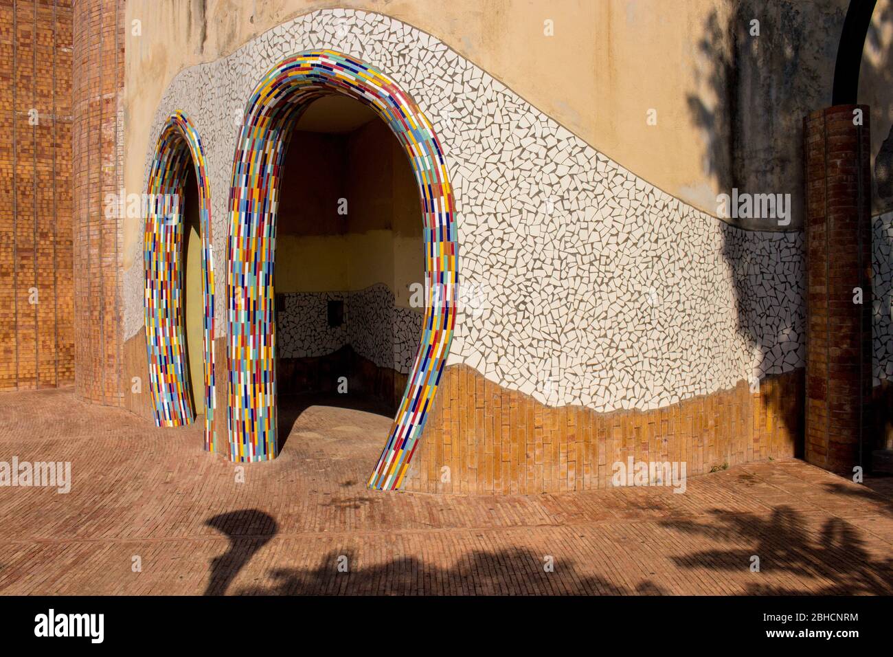 Vietri sul Mare,Salerno/Italia - Settembre 25 2018: Villa comunale con elementi tipici della ceramica di Vietri sul mare, Costiera Amalfitana, Salerno, Italia Foto Stock