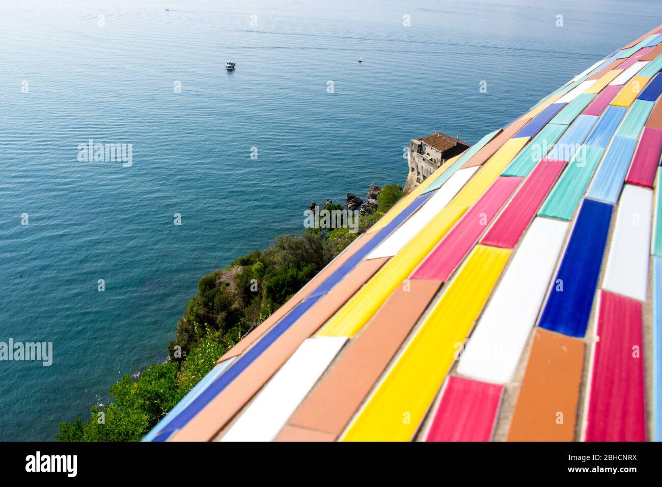 Vietri sul Mare,Salerno/Italia - Settembre 25 2018: Villa comunale con elementi tipici della ceramica di Vietri sul mare, Costiera Amalfitana, Salerno, Italia Foto Stock