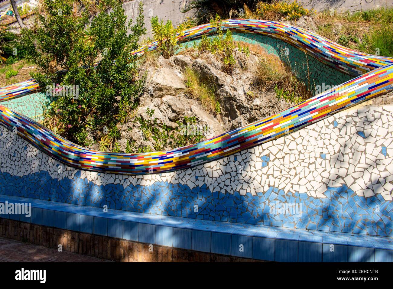 Vietri sul Mare,Salerno/Italia - Settembre 25 2018: Villa comunale con elementi tipici della ceramica di Vietri sul mare, Costiera Amalfitana, Salerno, Italia Foto Stock