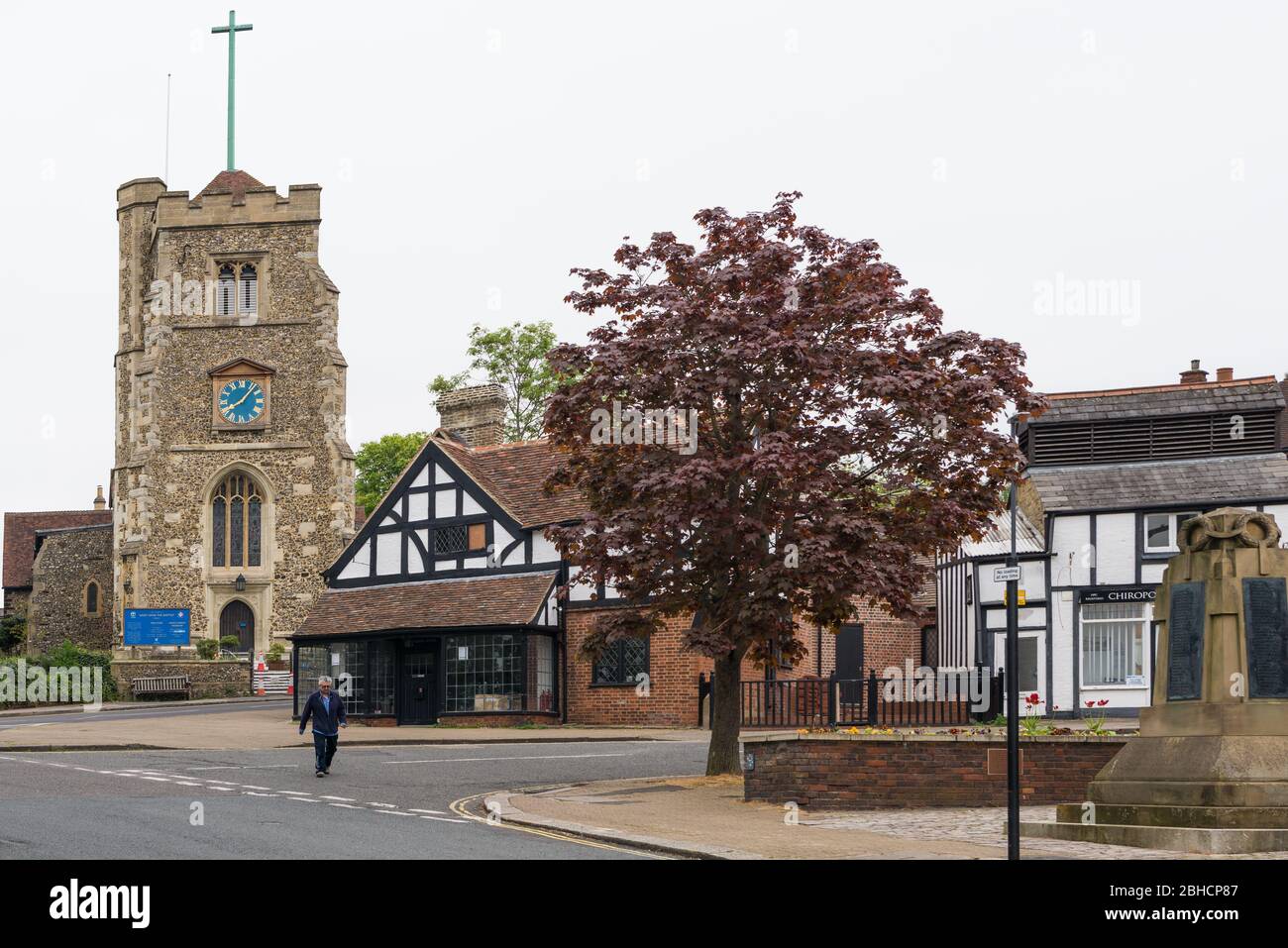 Chiesa di San Giovanni Battista visto da High Street, Pinner, Middlesex, Inghilterra, Regno Unito Foto Stock