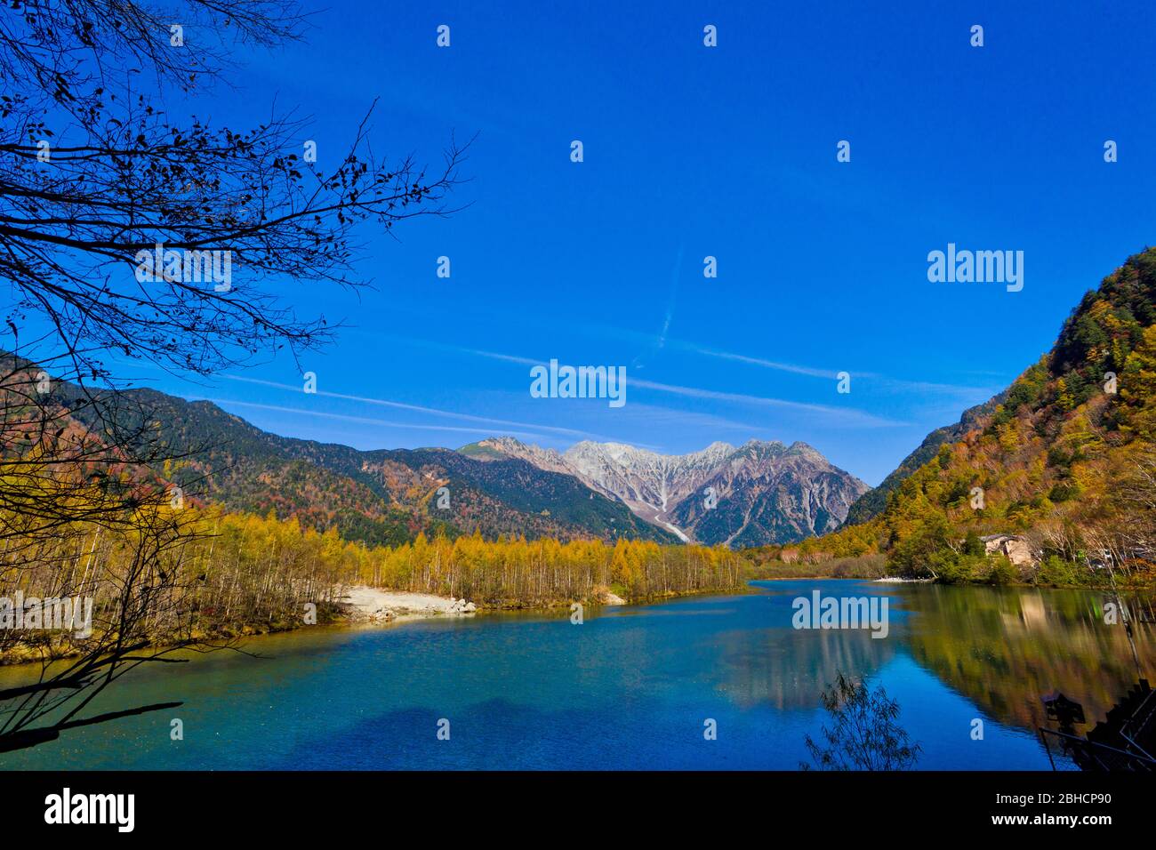 Taisho Pond ha una bella superficie che riflette le montagne Hotaka, e con il paesaggio circostante simboleggia il parco nazionale di Kamikochi. Foto Stock