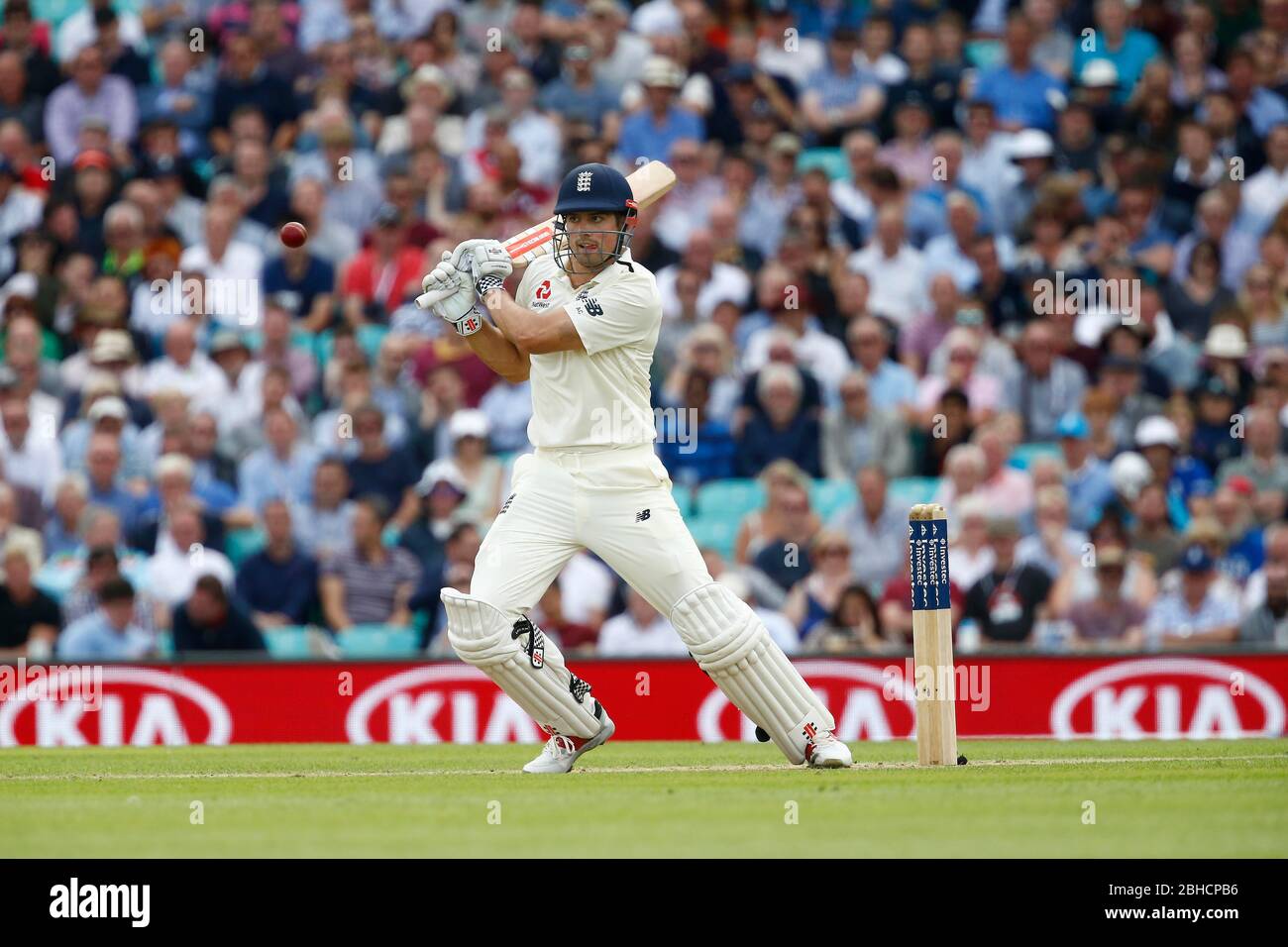 Alastair Cook di ovatta in Inghilterra durante il primo giorno del terzo Investec Test match tra Inghilterra e Sud Africa al ovale a Londra. 27 Lug 2017 Foto Stock