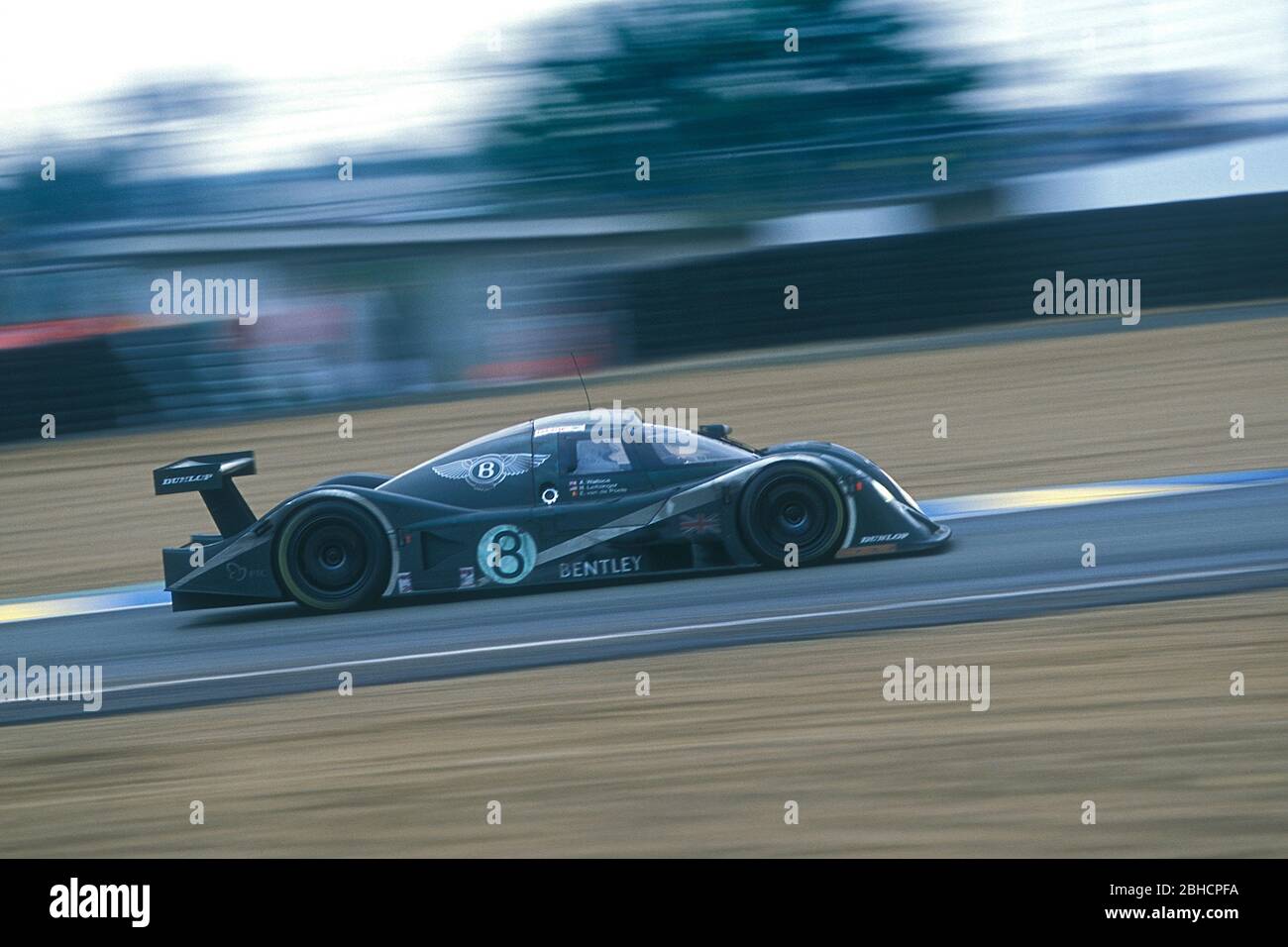 Bentley Speed 8 numero di auto 8 alla 24 ore di le Mans 2001 gara Foto Stock