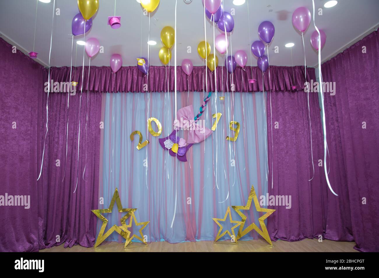 Palloncini rosa e giallo galleggiano sul soffitto bianco nella stanza per  la festa. Matrimonio o bambini compleanno festa decorazione interna . Elio  Foto stock - Alamy