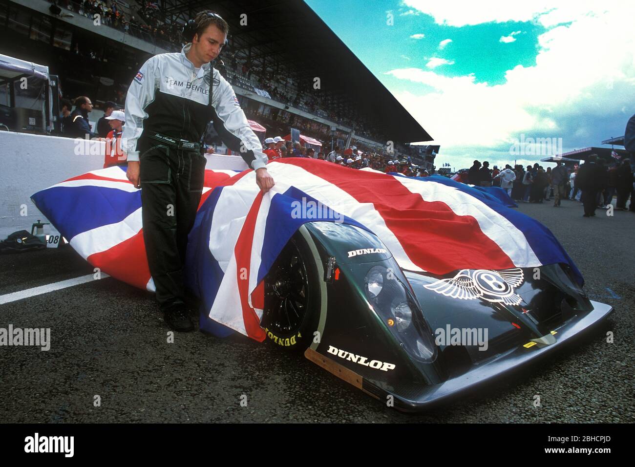 Bentley Speed 8 numero di auto 8 alla 24 ore di le Mans 2001 gara Foto Stock