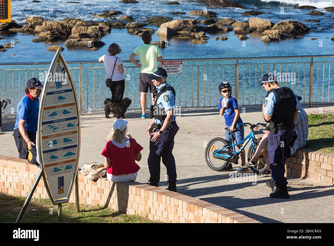 Sydney, Australia. Sabato 25 Aprile 2020. Bronte Beach, nei sobborghi orientali di Sydney, è chiusa a causa della pandemia DI COVIC-19. La polizia si sposta sulla gente del posto seduta giù, cosa che non è consentita. Credit Paul Lovelace/Alamy Live News Foto Stock