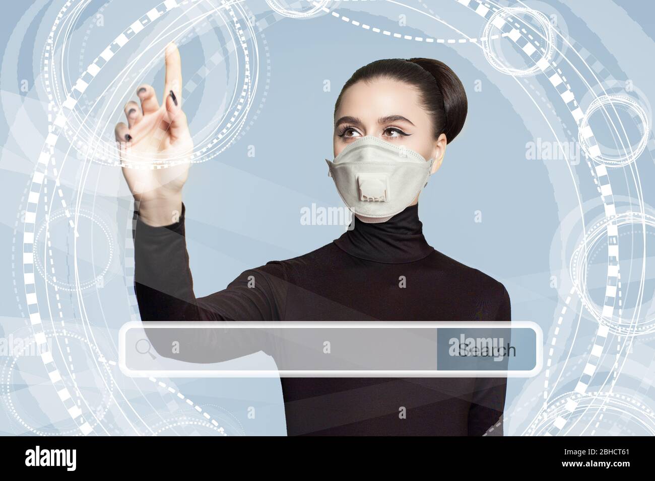 Giovane donna in maschera medica con la barra vuota degli indirizzi sullo schermo virtuale. Nuova tecnologia, www e Internet surf concetto Foto Stock