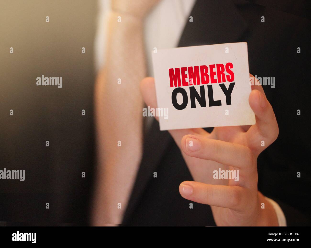 MEMBRI SOLO su una carta businessman tiene. Clienti VIP in concetto di business Foto Stock