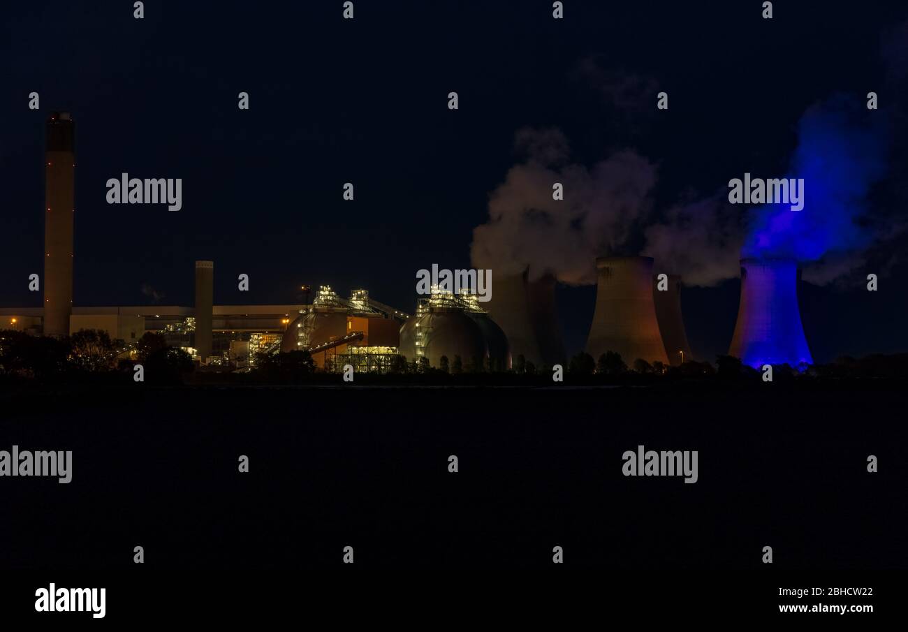 Effetto sbalorditivo di una luce blu su una delle torri di raffreddamento di una centrale elettrica vicino a Drax, North Yorkshire a sostegno di Clap for NHS di Giovedi notte Foto Stock