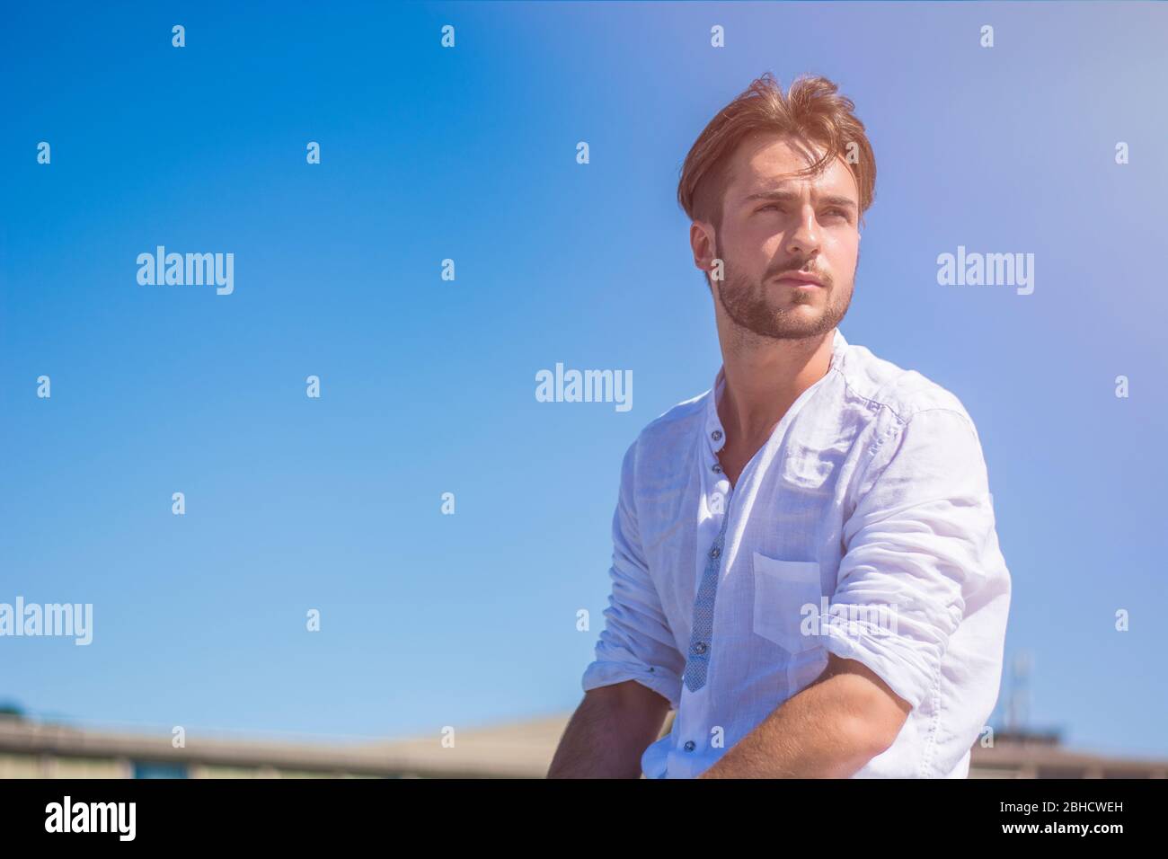 Un bel giovane uomo in impostazione della città Foto Stock