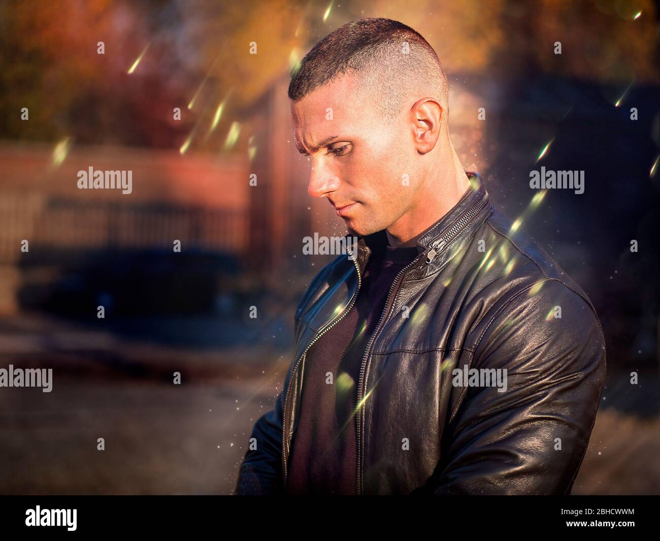 Un bel giovane uomo in impostazione della città Foto Stock