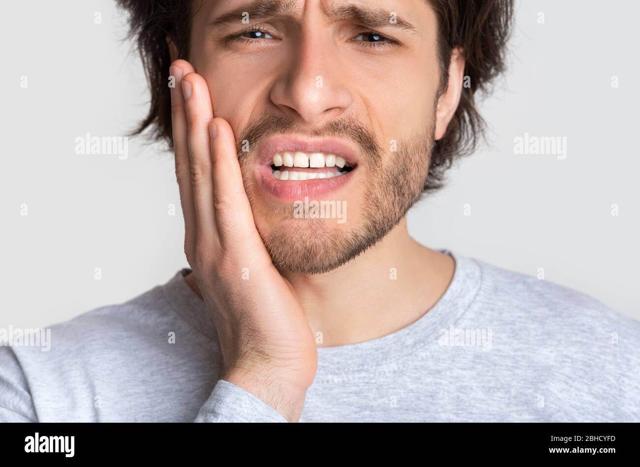 Concetto di salute e cura dentale. L'uomo sente doloroso Foto Stock