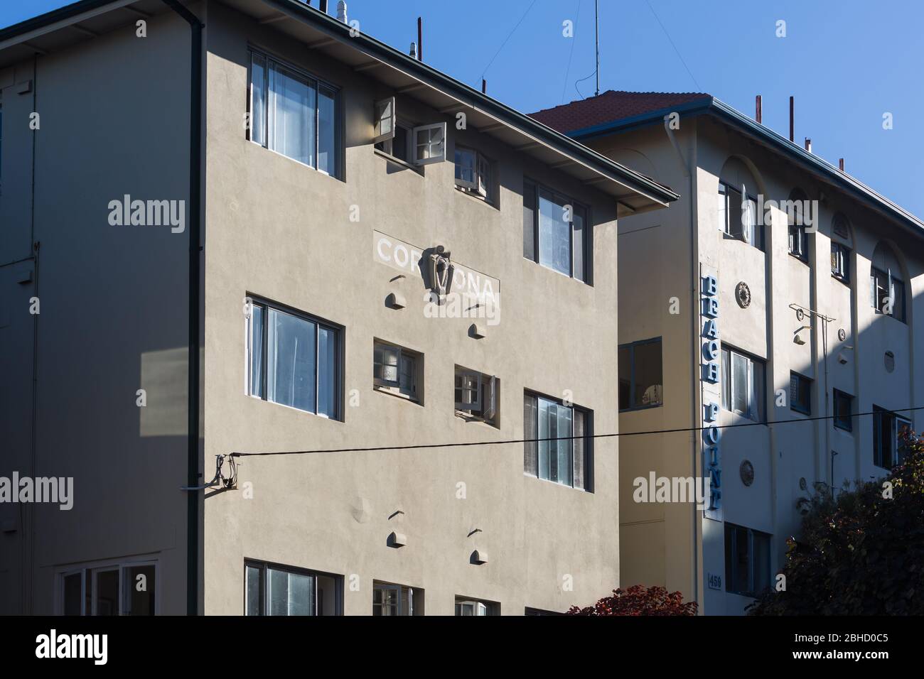 Sydney, Australia. Sabato 25 Aprile 2020. Un edificio di appartamenti di fronte alla spiaggia di bronte, nei sobborghi orientali di Sydney, chiamato Corona. Credit Paul Lovelace/Alamy Live News Foto Stock