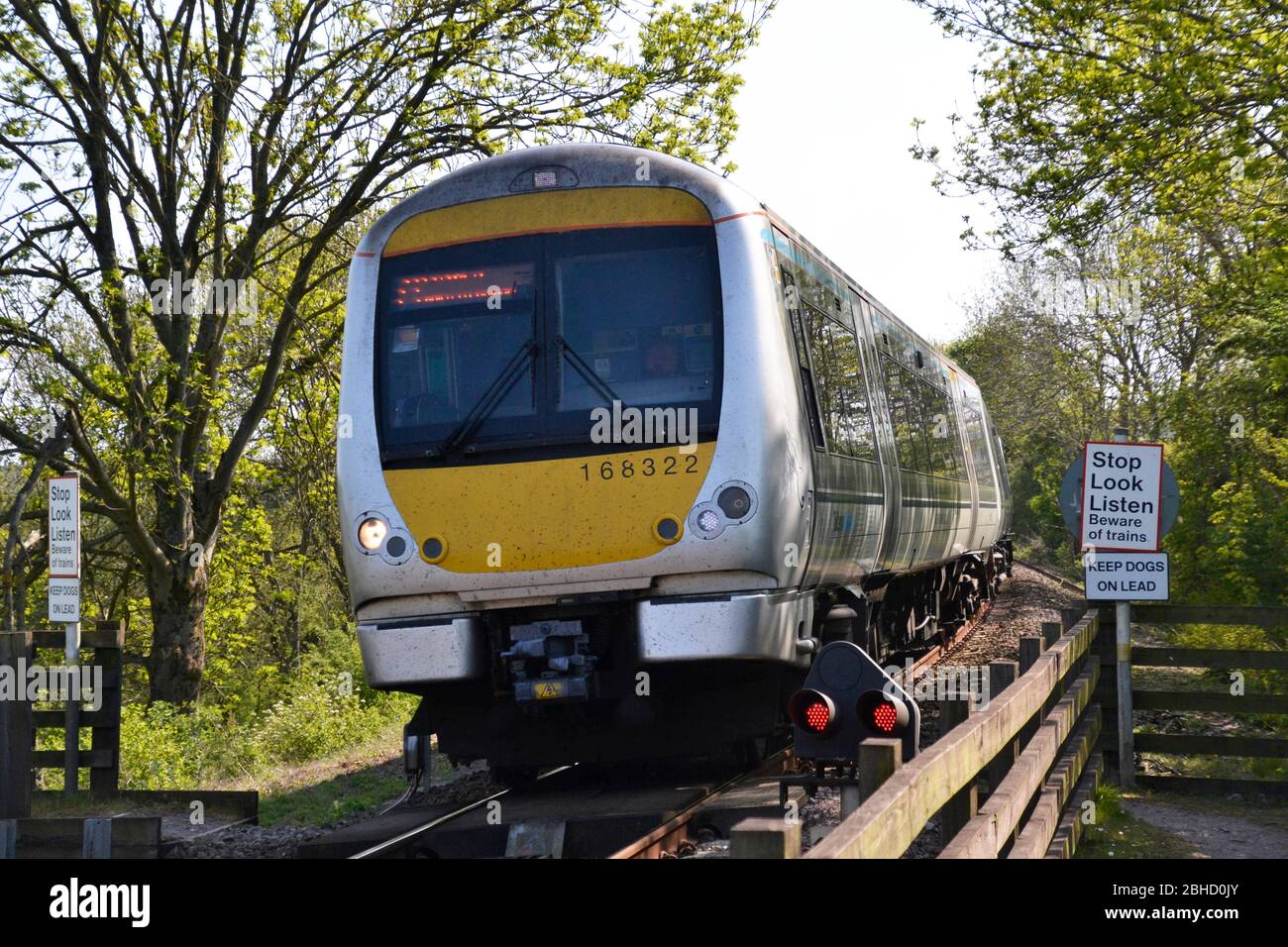 Chiltern Railways treno che attraversa la campagna tra Princes Risborough e Saunderton, Buckinghamshire, Regno Unito. Punto di attraversamento pedonale. Foto Stock