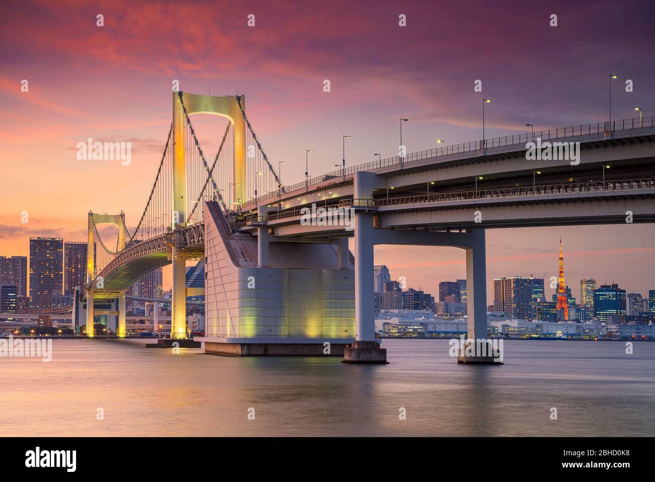 Tokyo. Immagine del paesaggio urbano di Tokyo, Giappone con il Ponte dell'Arcobaleno durante il tramonto. Foto Stock