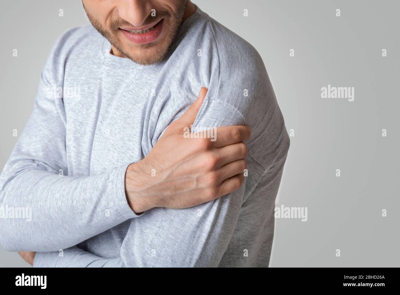 L'uomo soffre di dolore ai muscoli delle spalle Foto Stock L'uomo soffre di dolore ai muscoli delle spalle Foto Stock