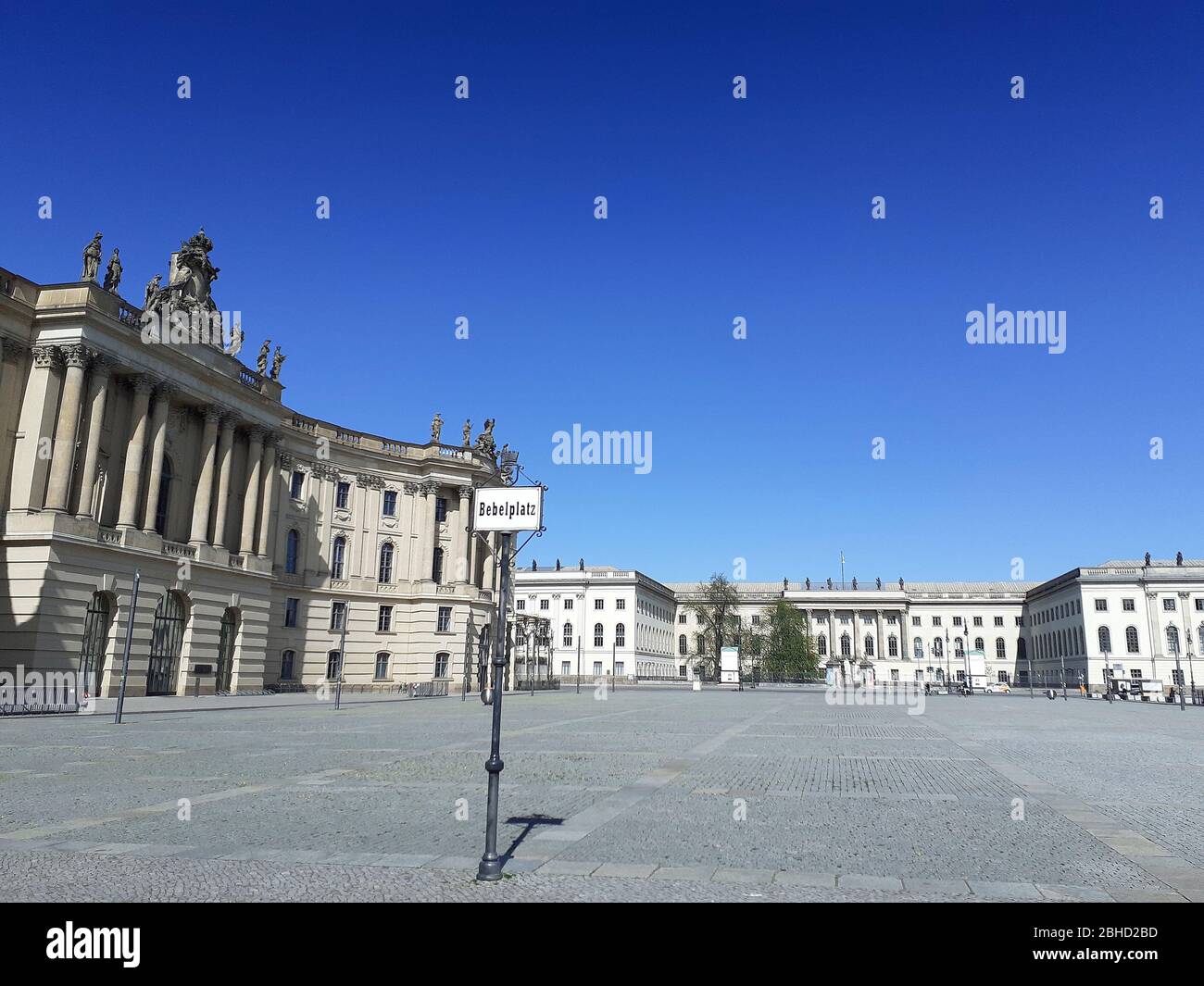 Una Babelplatz deserta, durante la chiusura a causa della pandemia di Coronavirus, 2020 aprile, Berlino, Germania Foto Stock