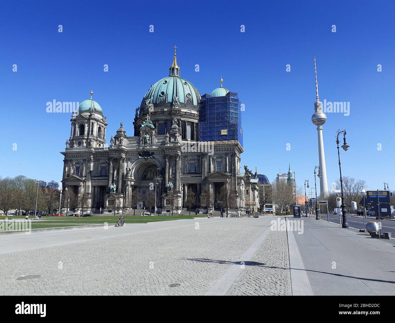 Berliner Dom e Lustgarten, privi di turisti durante la chiusura a causa della pandemia di Coronavirus, 2020 aprile, Berlino, Germania Foto Stock