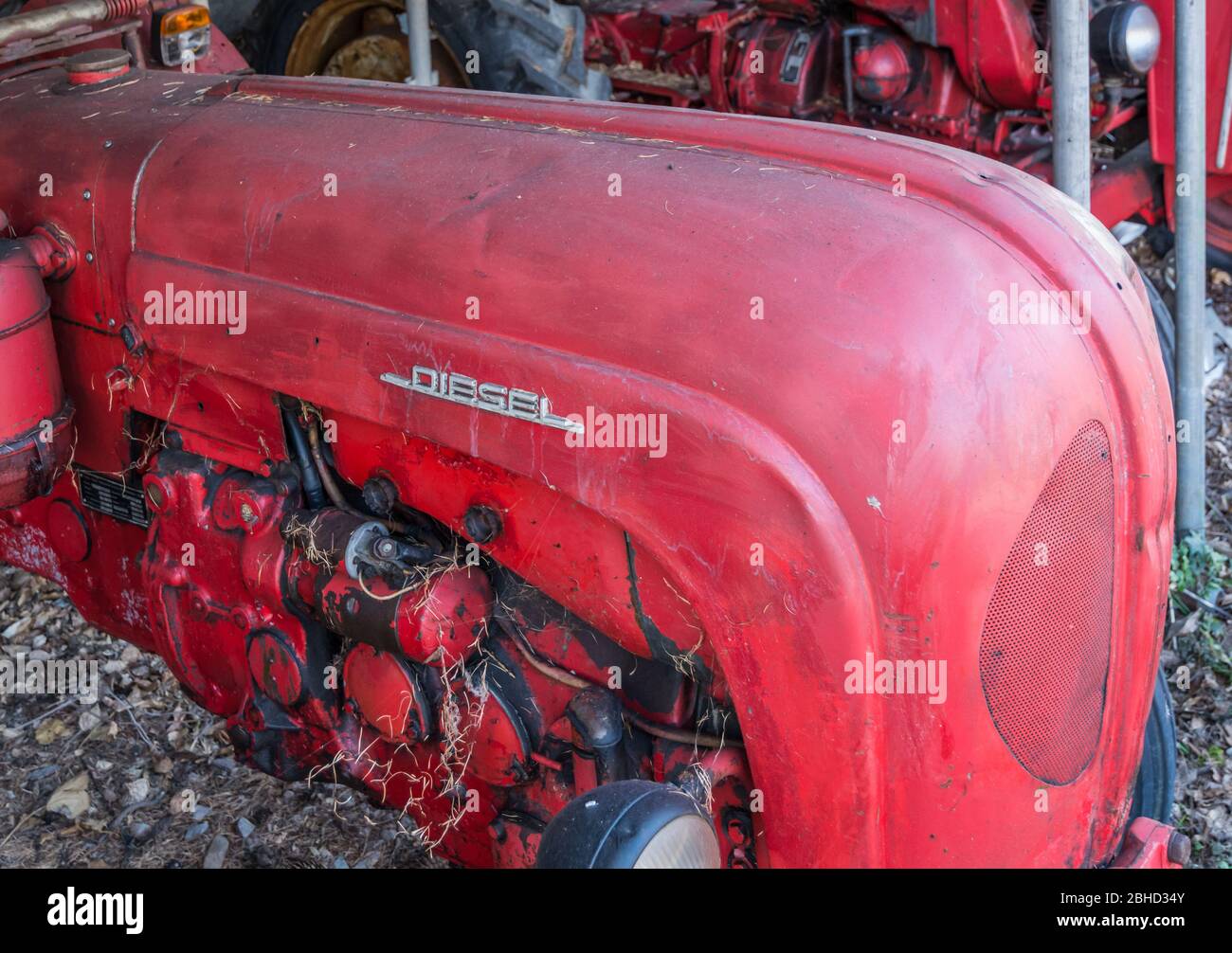 Porsche Diesel Super Old Vintage Red Tractor. Vecchio trattore in un'azienda agricola in Alto Adige, Italia settentrionale - Europa, gennaio 2019 Foto Stock