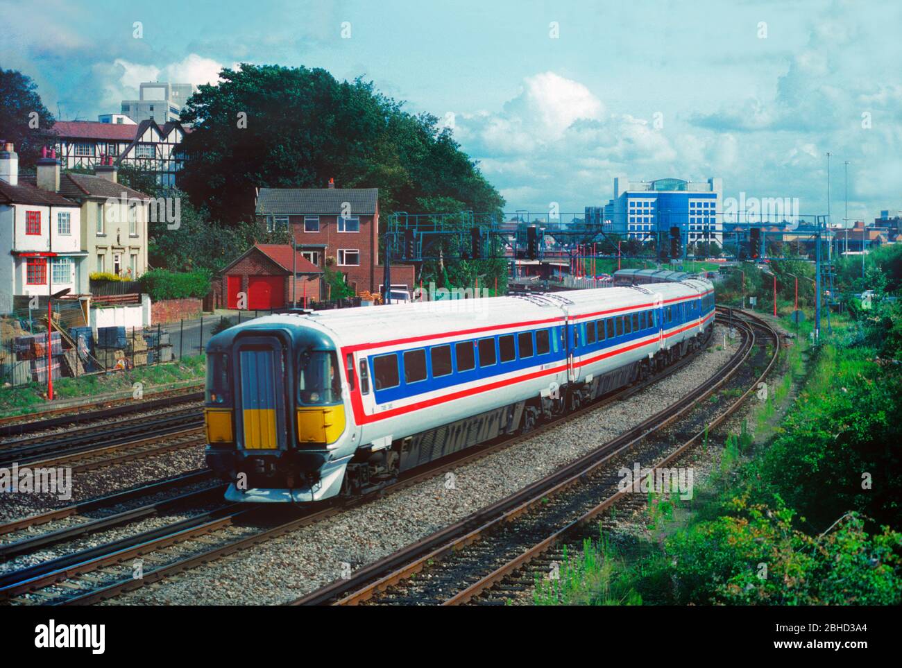 Una coppia di codici Wessex Electrics di Classe 442 442410 e 442423 che lavorano un servizio Down Network Southeast poco dopo la partenza da Southampton il 12 settembre 1992. Foto Stock