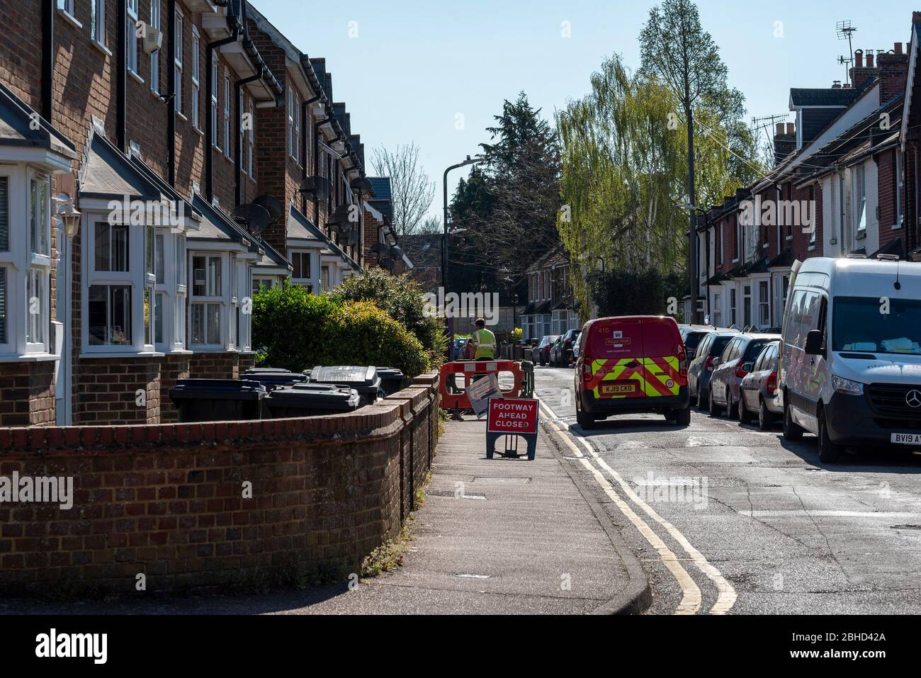 Canterbury Gordon Road durante il blocco 19 del coronavirus con gli operai e il pulmino. Foto Stock