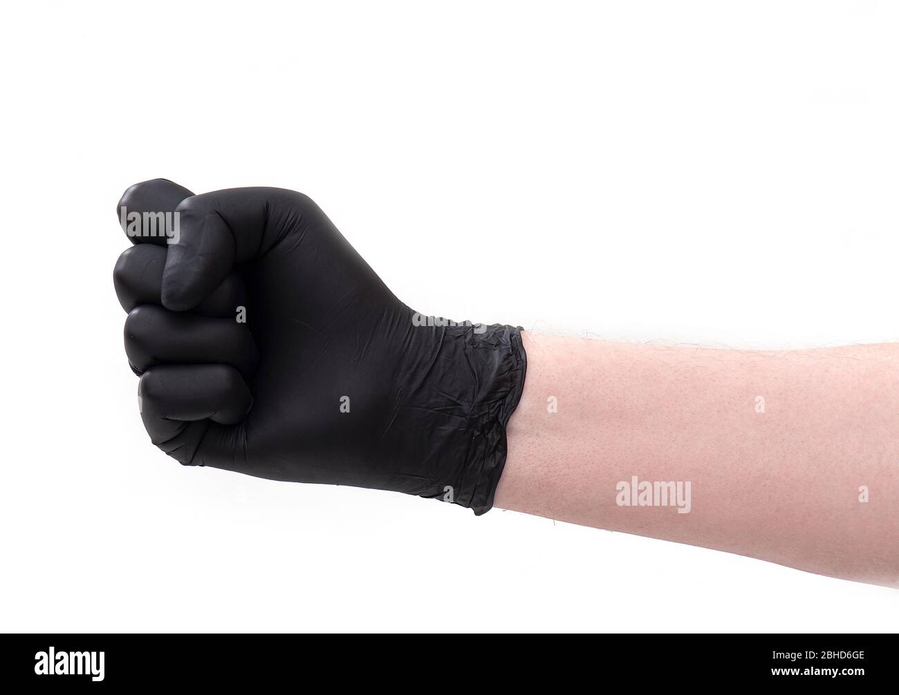 Pugno a mano in guanti di lattice nero isolati su sfondo bianco. Foto Stock