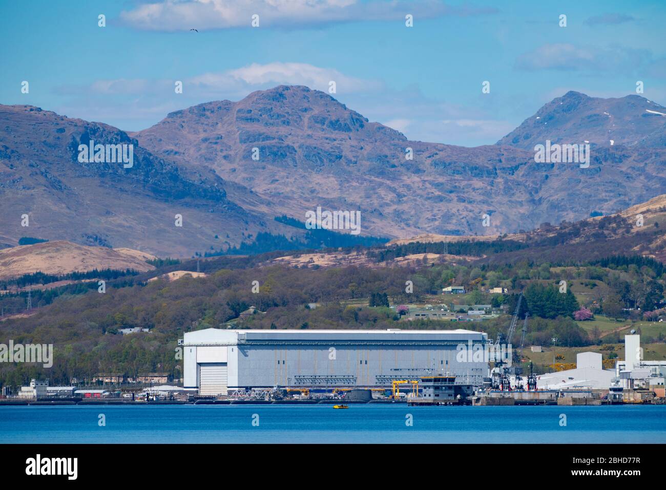 Visualizza HMNB Clyde la base sottomarina navale britannica a Faslane sulla Gare Loch ad Argyll & Bute, Scozia, Regno Unito Foto Stock