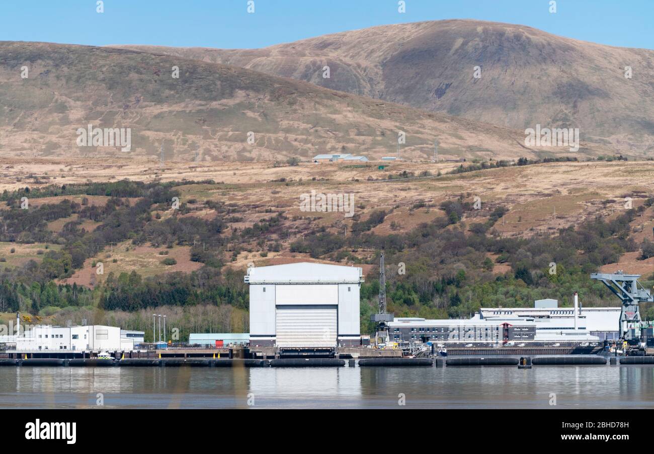 Visualizza HMNB Clyde la base sottomarina navale britannica a Faslane sulla Gare Loch ad Argyll & Bute, Scozia, Regno Unito Foto Stock
