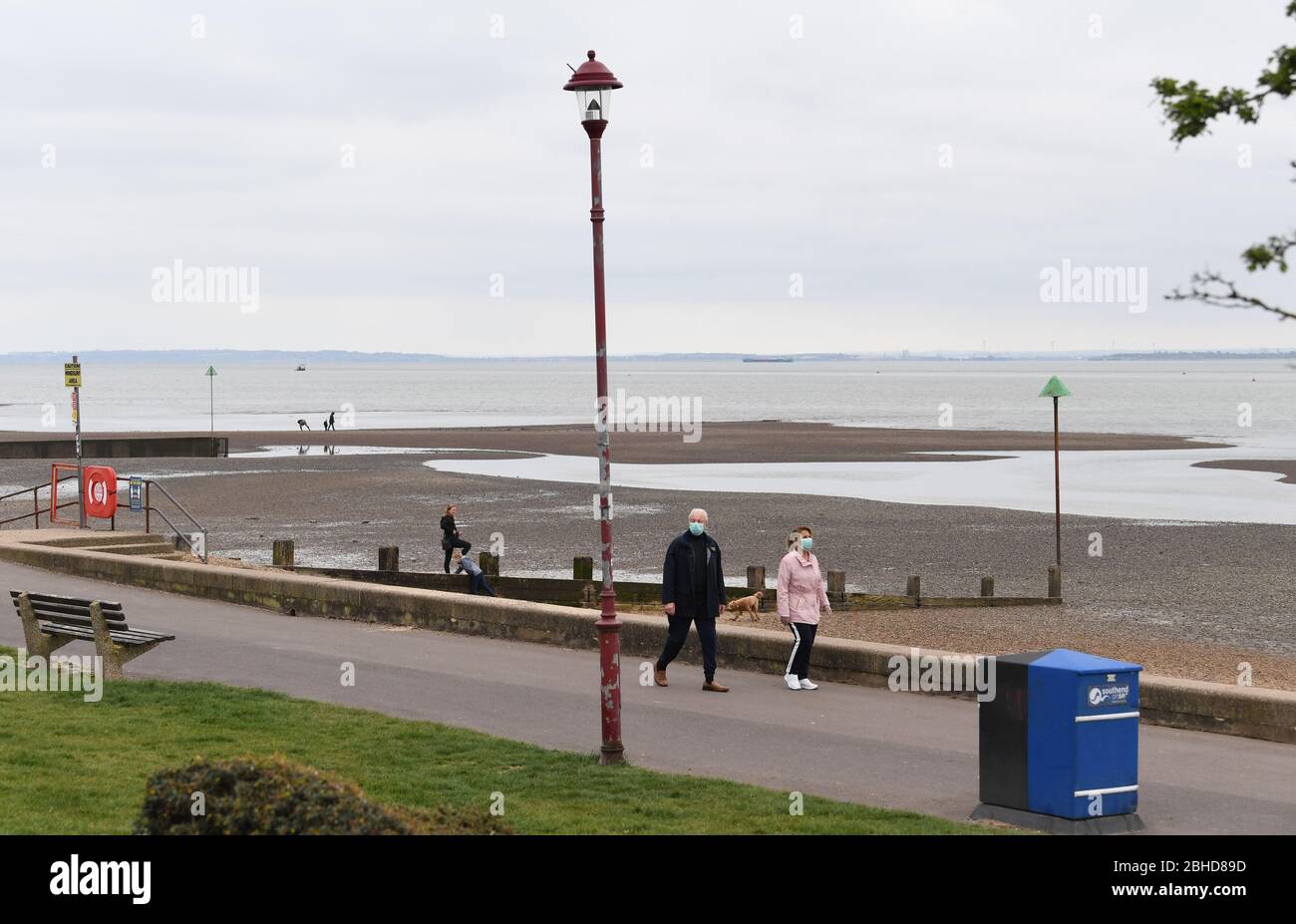 Una coppia di passeggiata oltre il lungomare di Southend, Essex, come il Regno Unito continua a bloccare per contribuire a frenare la diffusione del coronavirus. Foto Stock