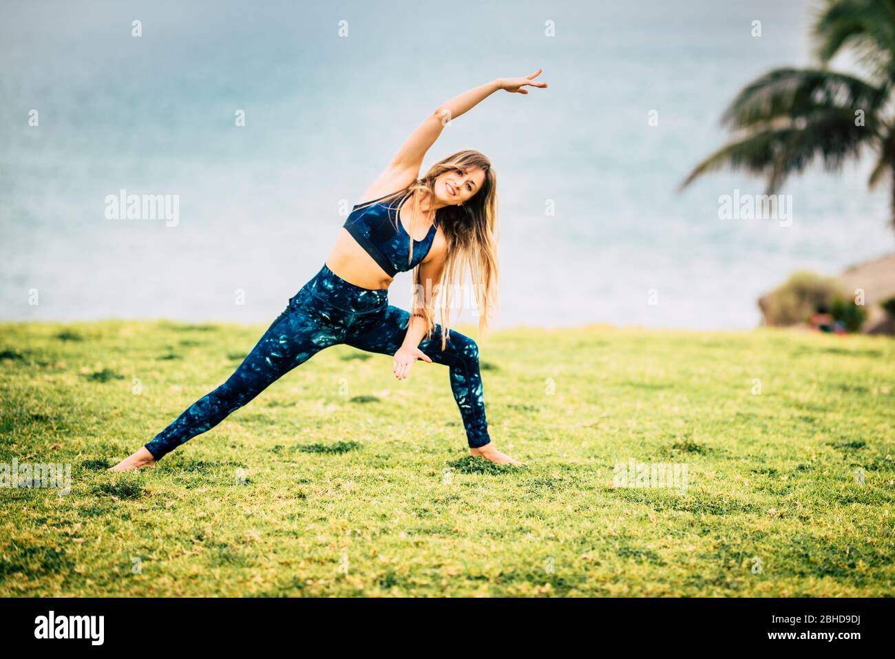 Vita attiva della gente nel parco esterno - bella donna adulta caucasica giovane fare fitness esercizio attivo per rimanere sano e bellezza - dieta e weig Foto Stock