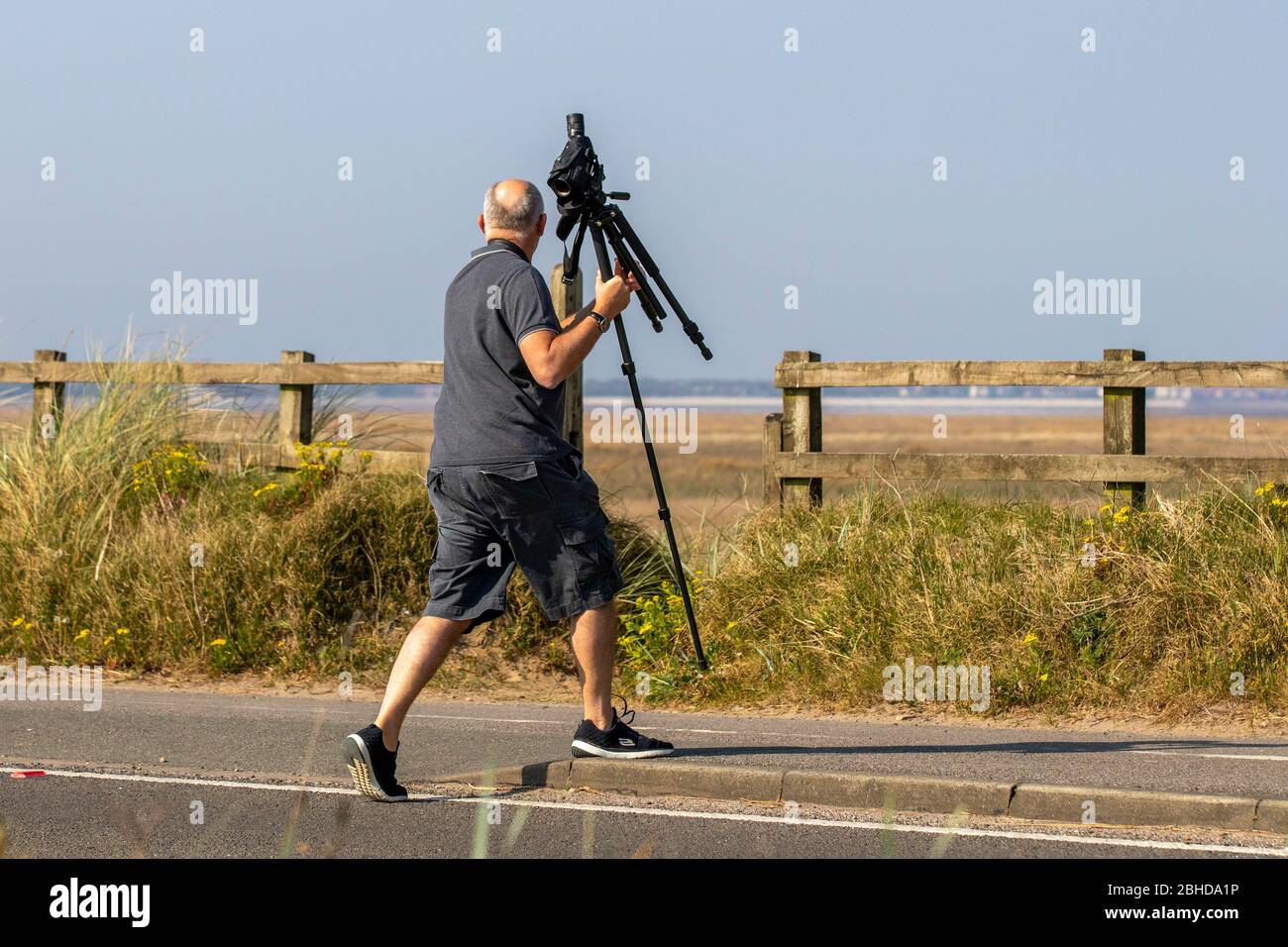 Birdwatching, birdwatching, birdwatching, binocoli di osservazione della  fauna selvatica, oscilloscopi, ottiche, treppiedi a Southport, Merseyside,  Regno Unito. 25 Aprile 2020. Nel resort come residenti locali fare  esercizio leggero sul percorso ...